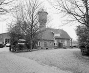 857040 Gezicht op de watertoren met bijbehorende machinistenwoning aan de Stationsweg te Maarssen.